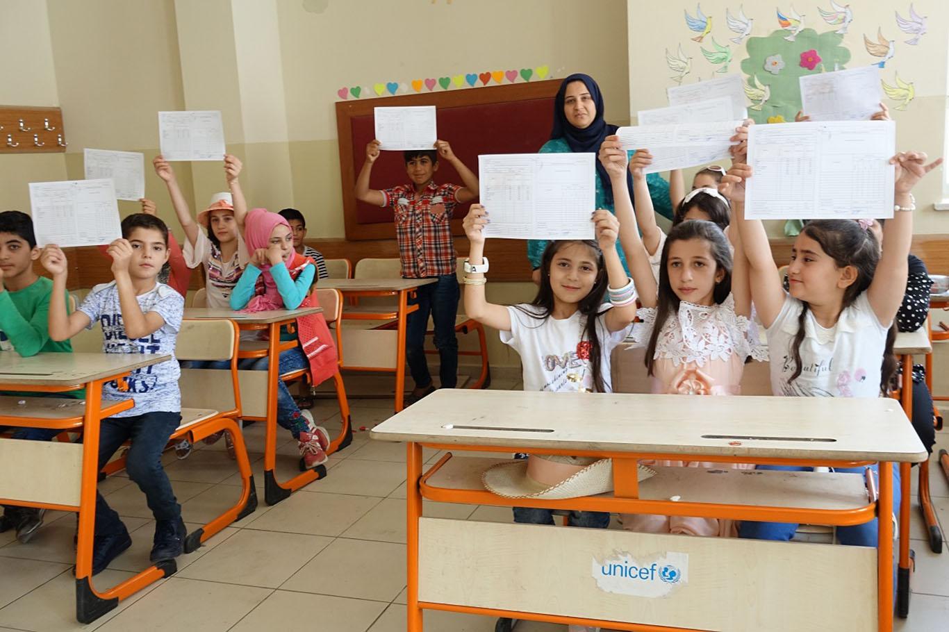 Suriyeli öğrencilerin karne sevincini yaşadı